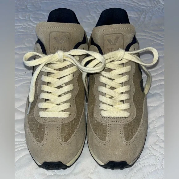 Rarely Worn Veja Women’s V-10 Casual Street Sneaker in Beige/Black Size 7 - Picture 2 of 6